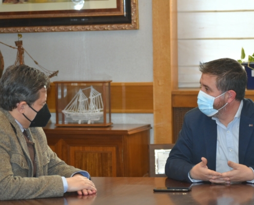 El presidente de la Diputación conversa con el del Colegio Oficial de Farmacéuticos de Albacete durante el encuentro entre ambas partes