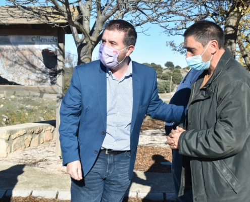 El presidente provincial, Santi Cabanero, saluda al alcalde de Peñascosa, Pedro Rodríguez