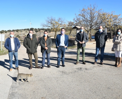 El presidente provincial, Santi Cabanero, y el vicepresidente, Fran Valera, durante la visita a la AB 519 junto a los alcaldes de Masegoso y Peña ...