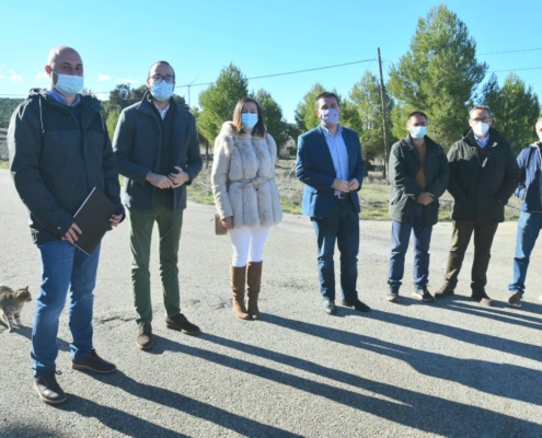 El presidente provincial, Santi Cabanero, y el vicepresidente, Fran Valera, durante la visita a la AB 519 junto a los alcaldes de Masegoso y Peña ...