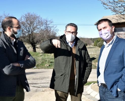 El presidente provincial, Santi Cabanero, y el vicepresidente, Fran Valera, conversan con el alcalde de Masegoso, Pedro Iniesta