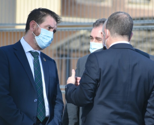 El presidente provincial, Santi Cabañero, conversa con el presidente regional, Emiliano García-Page y con el delegado del Gobierno en CLM moment ...