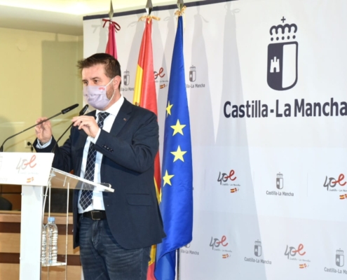 El presidente provincial, Santi Cabañero, interviene tras la inauguración de la CM- 3119 desde el atril en el Ayuntamiento de Munera