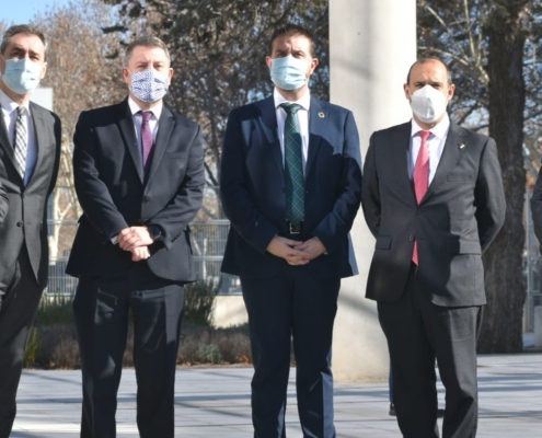 El presidente provincial junto al delegado del Gobierno en CLM, y a los presidentes de Castilla-La Mancha, de las Cortes regionales, y del TSJCLM, ...