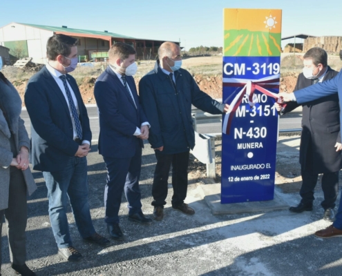 El presidente provincial junto al presidente regional durante la inauguración de la CM-3119, acompañados por los alcaldes de Villarrobledo y Mun ...