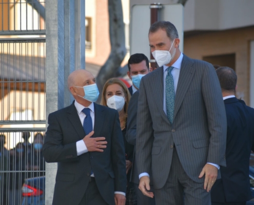 El rey Felipe V a su llegada a la inauguración del la Ciudad de Justicia de Albacete junto al presidente del TSJCLM, Vicente Rouco