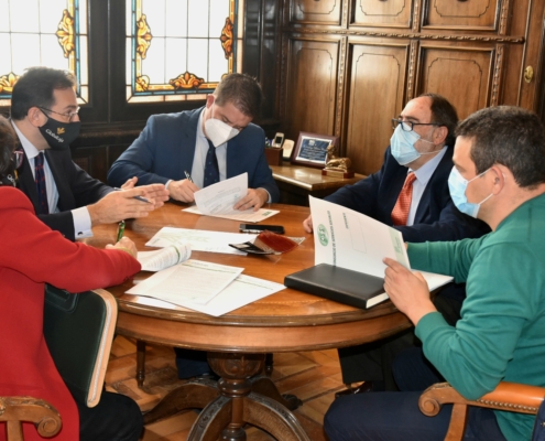 Imagen de la firma de la póliza de crédito entre la Diputación de Albacete y Globalcaja para el Consorcio de Servicios Sociales en 2022