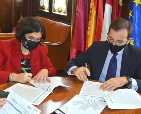 El director territorial y la responsable de Instituciones de Globalcaja durante la firma de la póliza de crédito con la Diputación de Albacete  ...