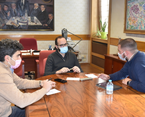 Imagen de la reunión entre el vicepresidente de la Diputación, el alcalde y un concejal de Letur