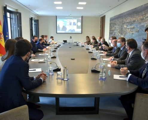 Imagen de la reunión entre la delegación de representantes institucionales y empresariales albacetenses y de Puerto de Valencia