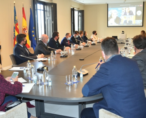 Imagen de la reunión entre la delegación de representantes institucionales y empresariales albacetenses y de Puerto de Valencia
