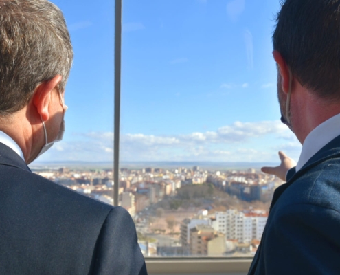 Los presidentes provincial y regional disfrutan de las vistas de la ciudad de Albacete desde el Mirador de los Depósitos del Agua de la Fiesta de ...