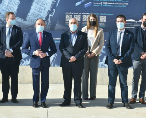Plano cercano de la foto de familia de la delegación albacetense en su visita a Puerto de Valencia