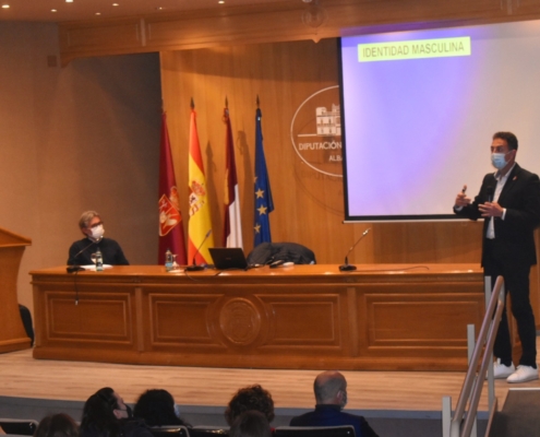 Miguel Lorente se dirige a las personas que han asistido a su conferencia ante la atenta mirada del diputada de Igualdad, Pedro Antonio González