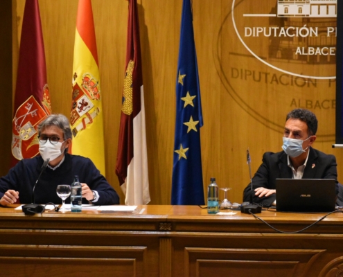 El diputado de Igualdad, Pedro Antonio González y Miguel Lorente en la mesa del Salón de Actos durante la conferencia