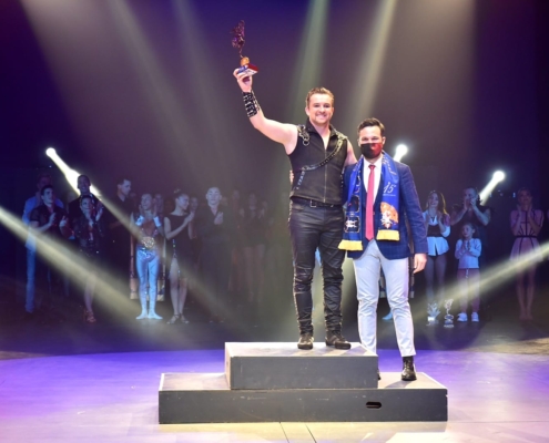 El diputado de Cultura, Miguel Zamora entrega uno de los premios de bronce en el escenario del Teatro Circo