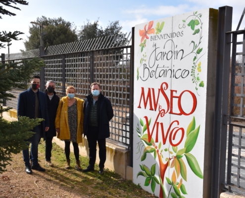 El arte y la caligrafía de Ana Navarro transforma los murales exteriores el Jardín Botánico de Castilla-La Mancha que invitan a descubrir este  ...