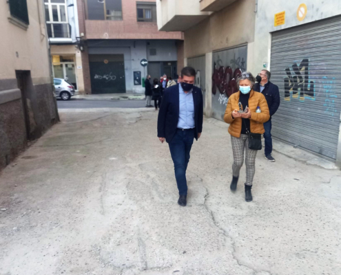 El presidente de la Diputación conversa con una vecina del barrio de La Pajarita de Albacete en una de las calles a arreglar con fondos provincia ...