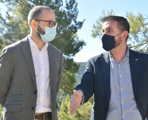 El presidente provincial, Santi Cabañero, y el vicepresidente provincial, Fran Valera, conversan durante su visita a Yeste