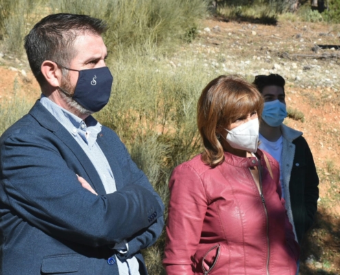 El presidente provincial, Santi Cabañero, y la alcaldesa de Yeste, Cortes Buendía, conversan durante la visita a las carreteras que se van a reparar