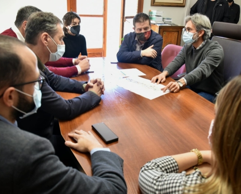 El presidente provincial, junto a los vicepresidentes I y II y al delegado del Gobierno en CLM reunidos con el alcalde de Alcalá del Júcar 2