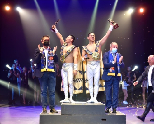 El presidente provincial, Santi Cabañero, y el alcalde de Albacete, Emilio Sáez, entregan el Quijote de Oro en el escenario del Teatro Circo