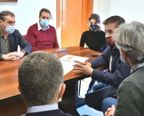 El presidente provincial y el delegado del Gobierno en CLM reunidos con el alcalde de Alcalá del Júcar 3