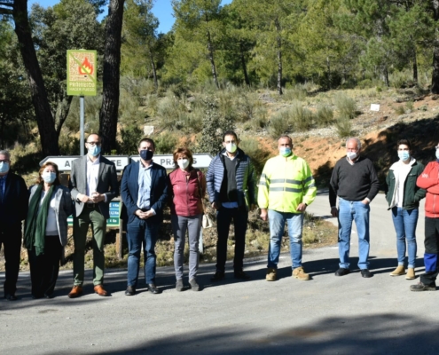 El presidente provincial y el vicepresidente, junto a la alcaldesa de Yeste en su visita a las carreteras que se van a reparar en esta localidad