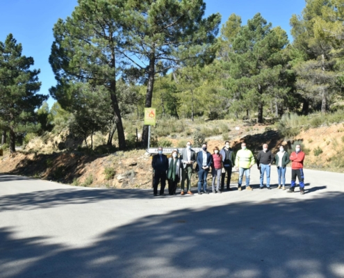 El presidente provincial y el vicepresidente, junto a la alcaldesa de Yeste en su visita a las carreteras que se van a reparar en esta localidad.