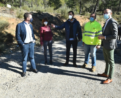 El presidente provincial y el vicepresidente, junto a la alcaldesa de Yeste en su visita a las carreteras que se van a reparar en esta localidad..