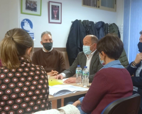 El presidente y la vicepresidenta de la Diputación, junto al alcalde la edil de Barrios del Ayuntamiento de Albacete, en una reunión con represe ...