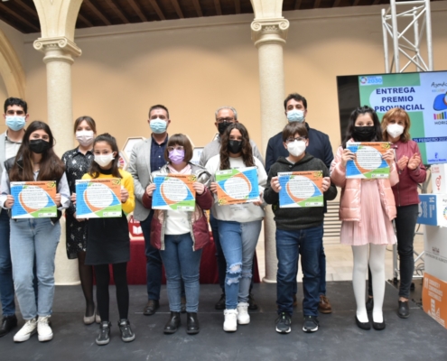 Foto con representantes de los seis Centros que han recibido los Premios Agenda 21 Escolar Horizonte 2030