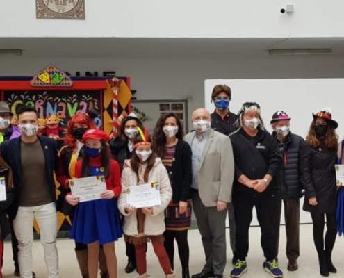 Foto de familia en la entrega de Premios de Carteles de Carnaval 2022 en Tarazona de la Mancha