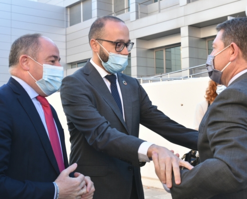 Imagen del vicepresidente de la Diputación junto al alcalde de Albacete saludando al presidente de CLM a su llegada al Servicio de Radioterapia d ...