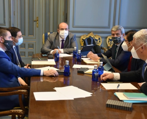 El presidente de la Diputación de Albacete en la reunión que los máximos representantes de los cinco Gobiernos provinciales han mantenido, en C ...