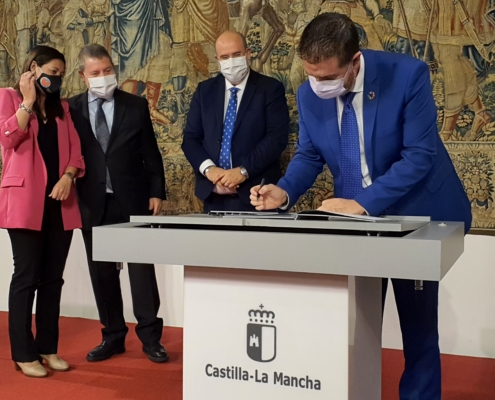 El presidente de la Diputación de Albacete firma el convenio con la JCCM para mejorar el cuidado de las personas en sus entornos