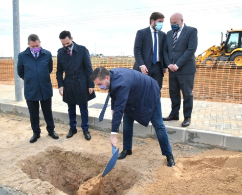 El presidente de la Diputación echa tierra sobre la primera piedra del polígono Cuesta Blanca de Tarazona