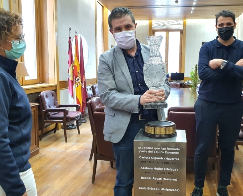 El presidente de la Diputación sostiene el Trofeo Solheim Cup junto a la embajadora de esta cita deportiva en el Club de Golf Las Pinaillas y al  ...