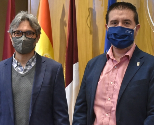 El presidente y el diputado de Igualdad de la Diputación de Albacete posan antes de exponer nuevas ayudas para la conciliación y corresponsabili ...