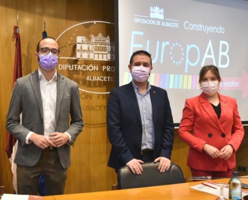 El presidente y los vicepresidentes I y II de la Diputación antes de exponer la ayuda de la institución a las localidades menores de 500 habitan ...