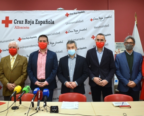 'Foto de familia' de representantes de la Diputación, Subdelegación y Cruz Roja en la presentación de un nuevo recurso para mujeres víctimas d ...