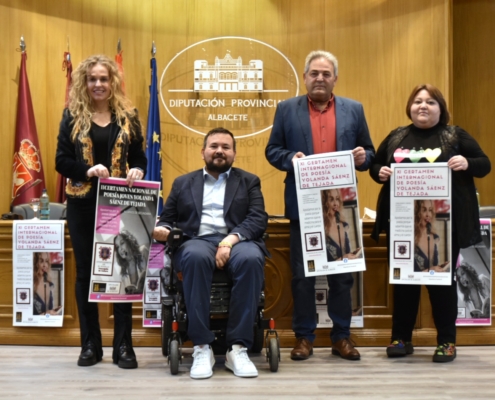 Foto de familia de la presentación de los Certámenes de Poesía que llevan el nombre de 'Sáenz de Tejada' y que impulsa El Bonillo