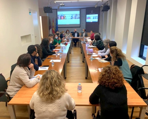 Imagen durante la reunión de coordinación entre representantes institucionales y entidades sociales para abordar la ayuda humanitaria a Ucrania