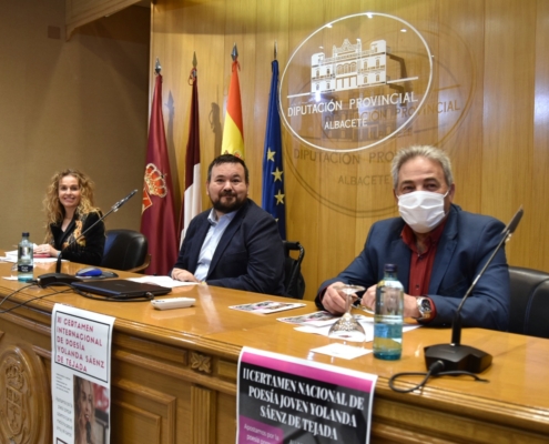 Imagen de la mesa de intervinientes en la presentación de los Certámenes de Poesía que llevan el nombre de 'Sáenz de Tejada' y que impulsa el  ...