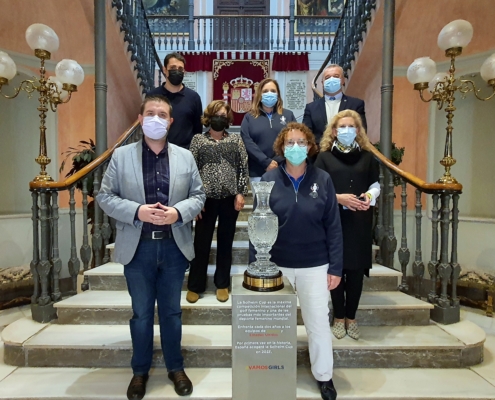 'Foto de familia' en la escalera del Palacio Provincial (plano general) de la visita del Trofeo de la Solheim Cup a la Diputación de Albacete