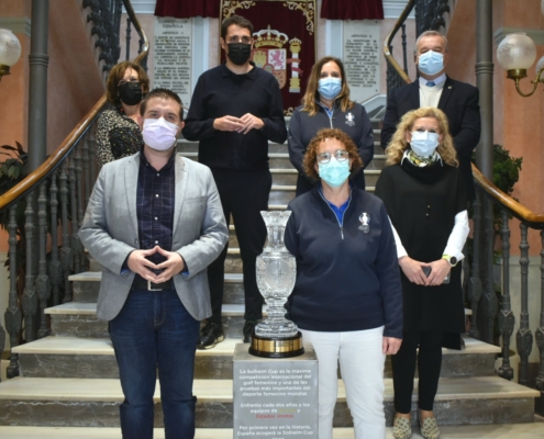 'Foto de familia' en la escalera del Palacio Provincial (plano medio) de la visita del Trofeo de la Solheim Cup a la Diputación de Albacete