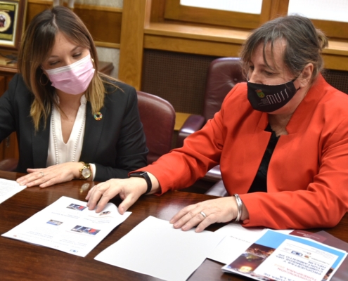 La vicepresidenta Amparo Torres escuchando la explicación de la edil del Ayuntamiento de Hellín, María Jesús López, sobre la candidatura de l ...