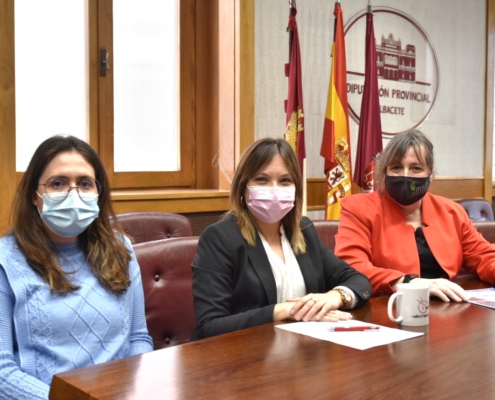 La vicepresidenta Amparo Torres junto a las ediles del Ayuntamiento de Hellín, Fabiola Jiménez (además, diputada del SAC) y María Jesús Lópe ...