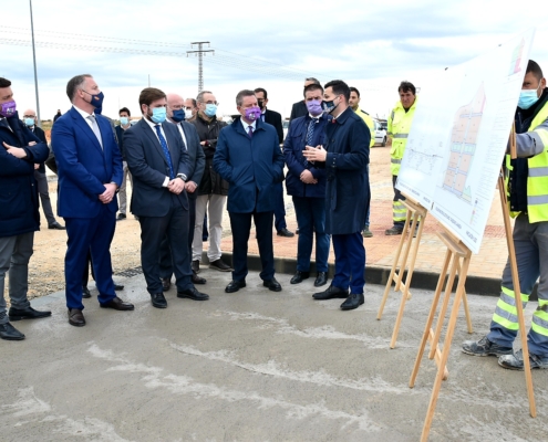 Plano general durante las explicaciones del proyecto del polígono Cuesta Blanca de Tarazona