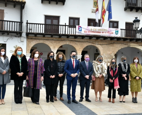 Presidente CLM y alcalde de Tarazona con mujeres consejeras y concejalas